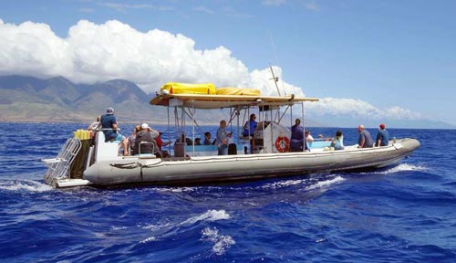 Lancha Lanai / Passeios de Barco Has Central Heating and Grill